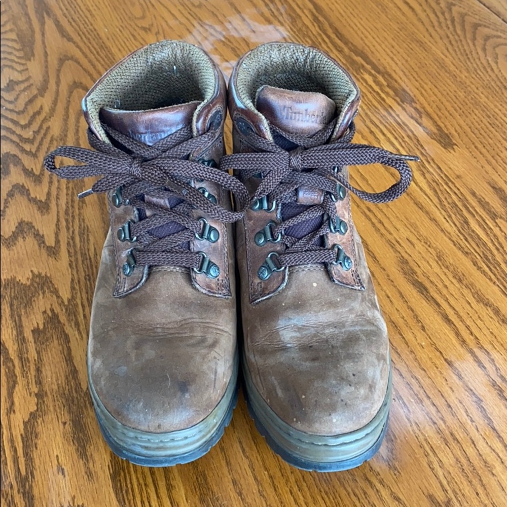 Short Brown Timberland Lace-Up Boots